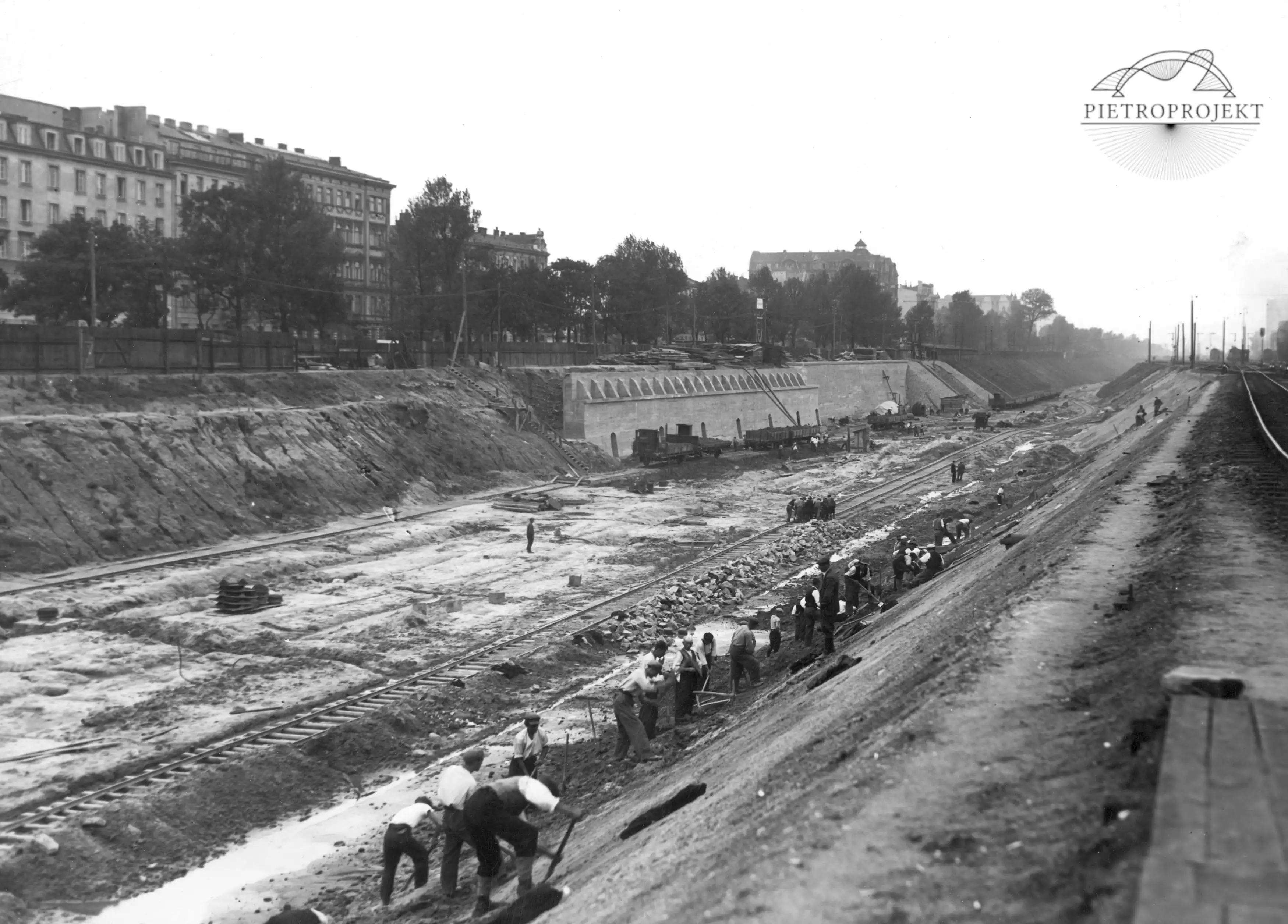 Budowa kolejowej linii średnicowej w Warszawie - wykop wzdłuż Alej Jerozolimskich lipiec 1932 r.