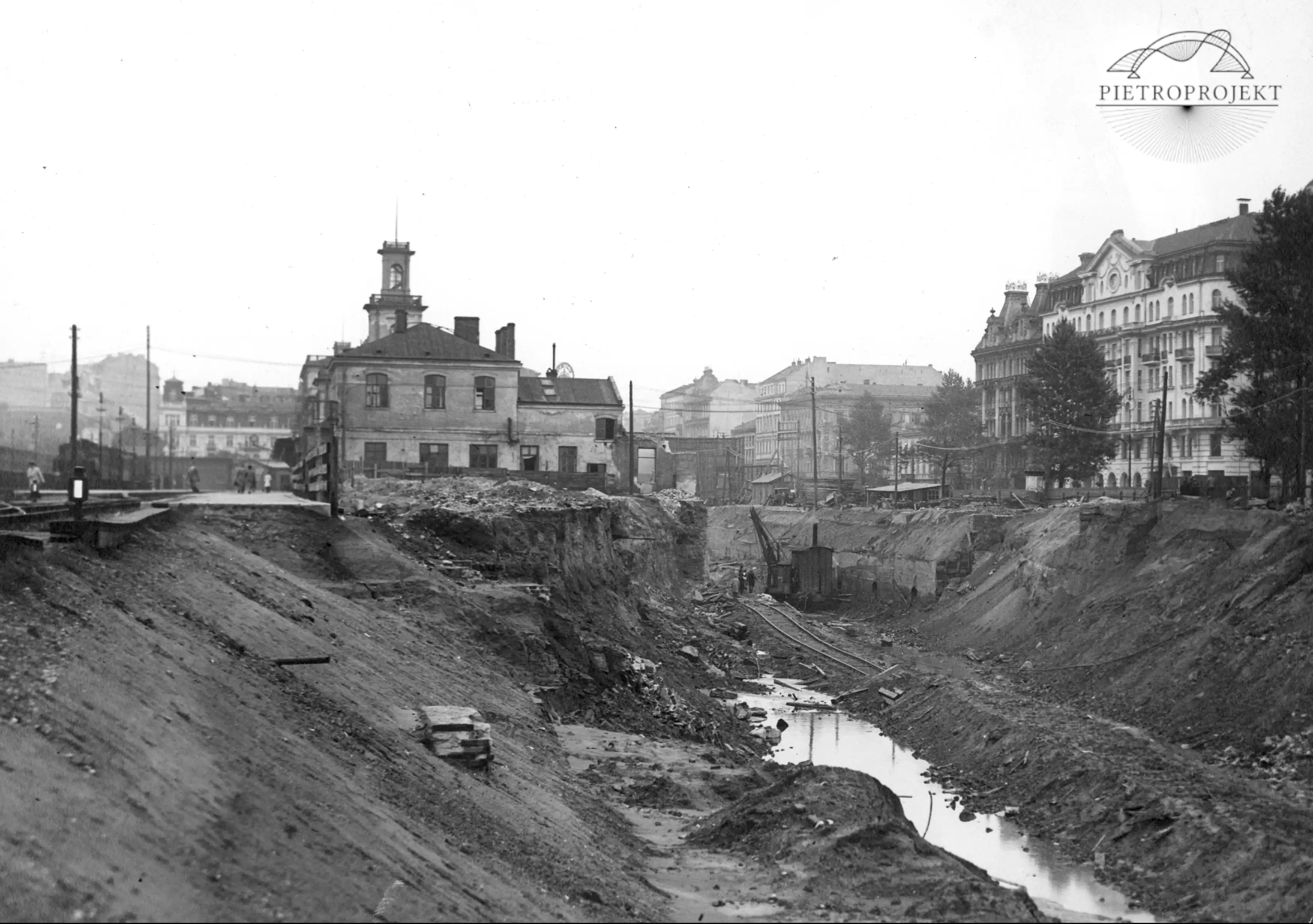 Budowa kolejowej linii średnicowej w Warszawie - rozbiórka Dworca Głównego, widoczne fragmenty tunelu oraz Hotel Polonia. Sierpień 1931 rok.